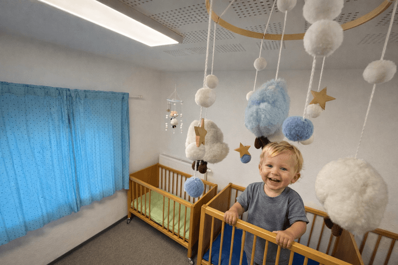 Schlafraum mit Kinderbetten und Mobile