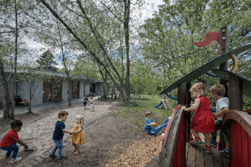 Kinder spielen auf einem hölzernen Spielschiff